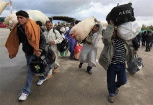 2011-02-28-12-34-22-10-egyptian-workers-are-on-the-way-to-comeback-home-f