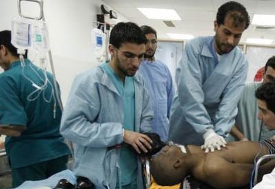 Anti-Qaddafi fighter receives treatment