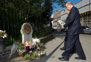 Kib lays wreath