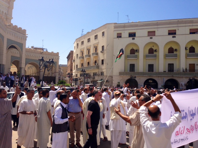 Demonstrator outside the mosque in ALgeria Square today demanding the Prime Minister be sacked (Photo: Aimen Eljali)