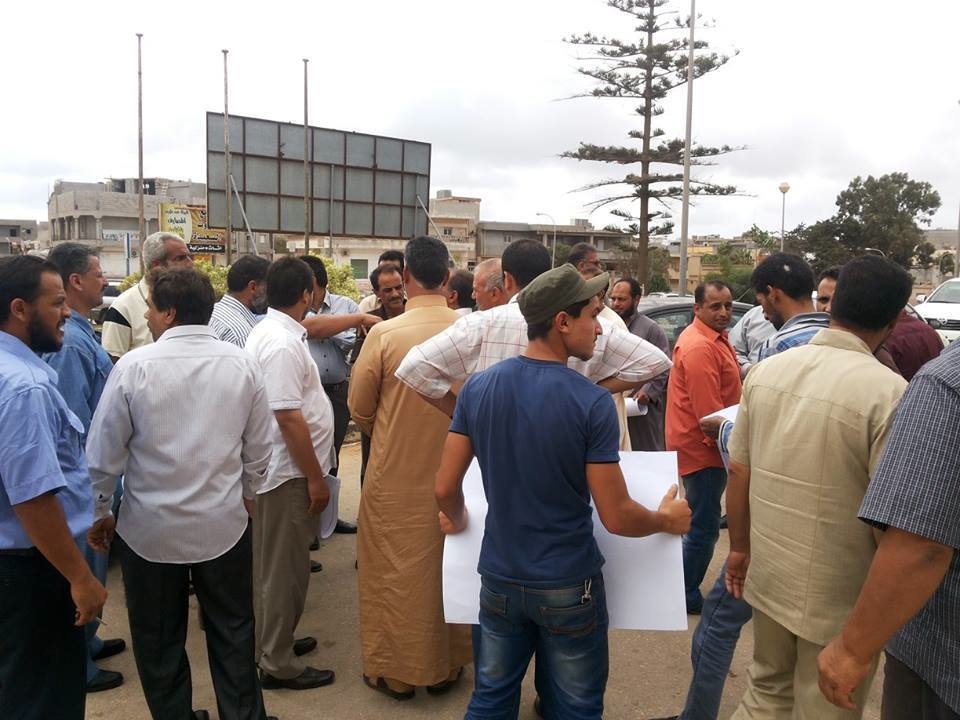 Protestors oustide the court in Beida