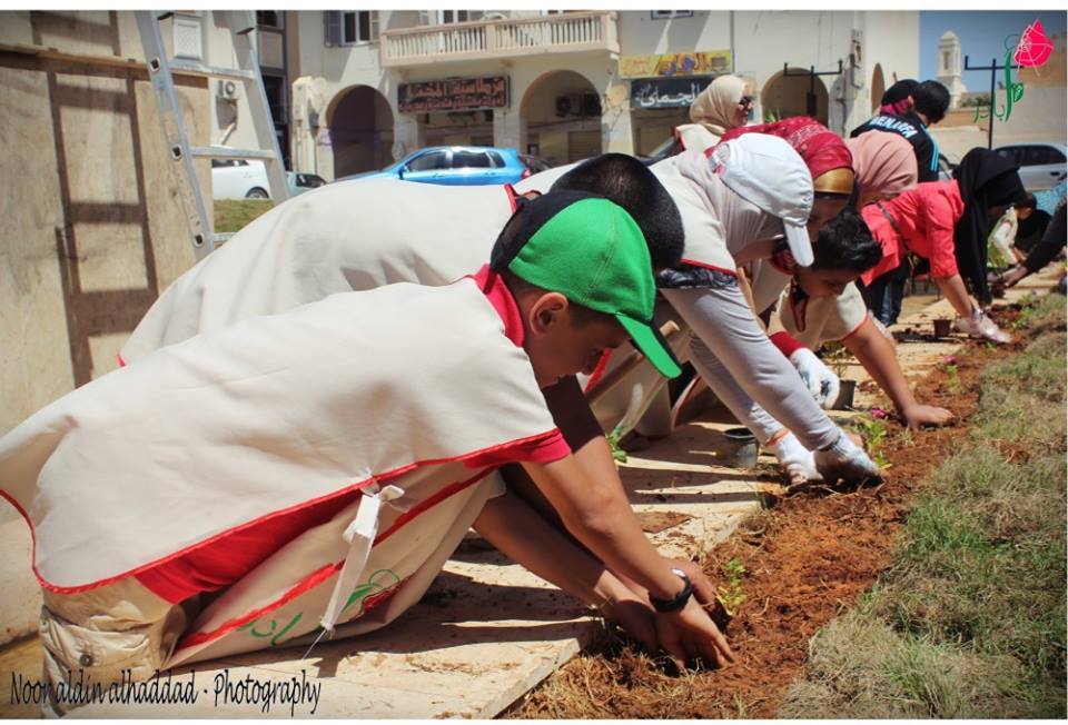 Children and youth volunteering to clean up debris from the blast at the office of Foreign Ministry in Benghazi. (Photo: For You Benghazi Facebook)