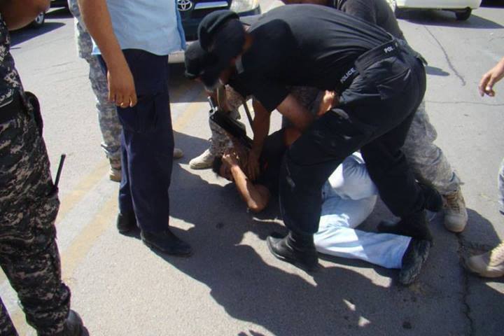 Police force an uncooperative driver to the ground in Tripoli