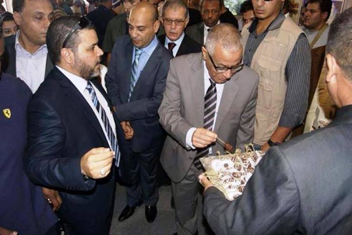 Th Prime Minister makes his choice at the Date Fair