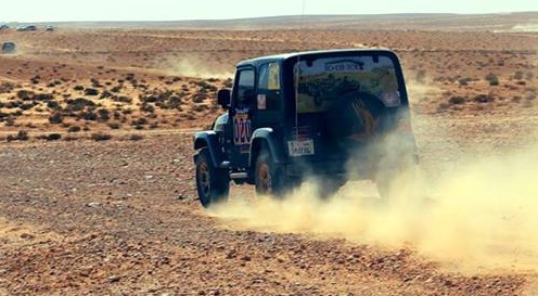 Racing to catch up in the desert (Photo: Hamada rally organisers)