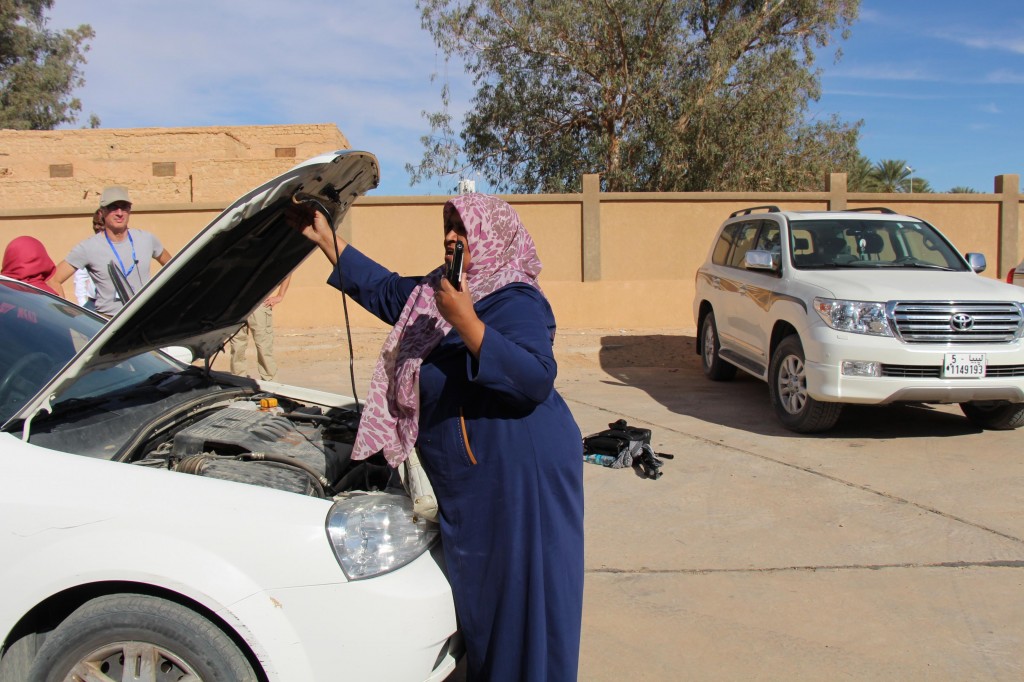 One of Ghadames' eight female border guards during a car-search exercise (Photo: Francesca Marretta, EUBAM Libya)