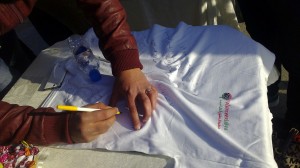 Peace Day T-Shirt signing (photo: Taziz Hasairi)