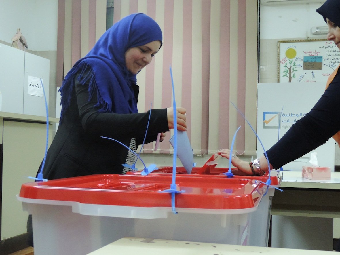 A voter casts her ballot at Sarkhet Al-Huriya School (Photo: Ahmed Elumami)
