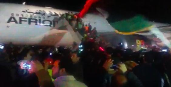 Crowds enthusiastically swarm round the plane (Photo: Richard Galustian)