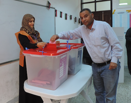 A voter casts his ballot in Tripoli's Al-Batata district (Photo: Ahmed Elumami)