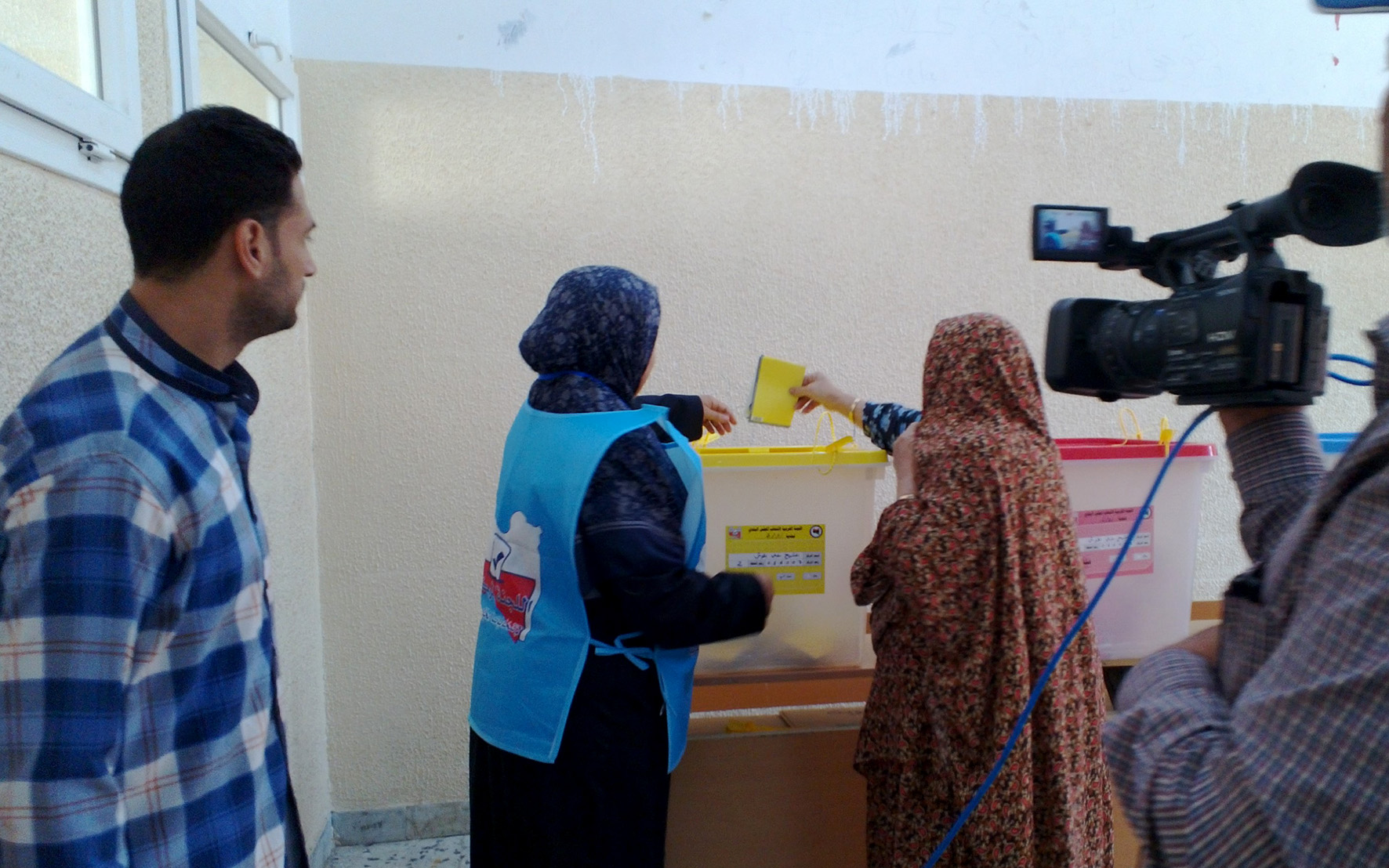 A woman in Zuwaran traditional dress casts her ballot (Photo:)