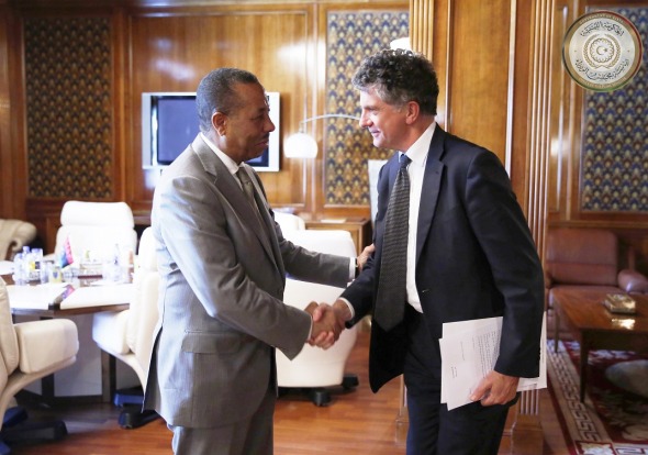 Abdullah Al-Thinni meets with British envoy Jonathan Powell (Photo: Prime Ministry)