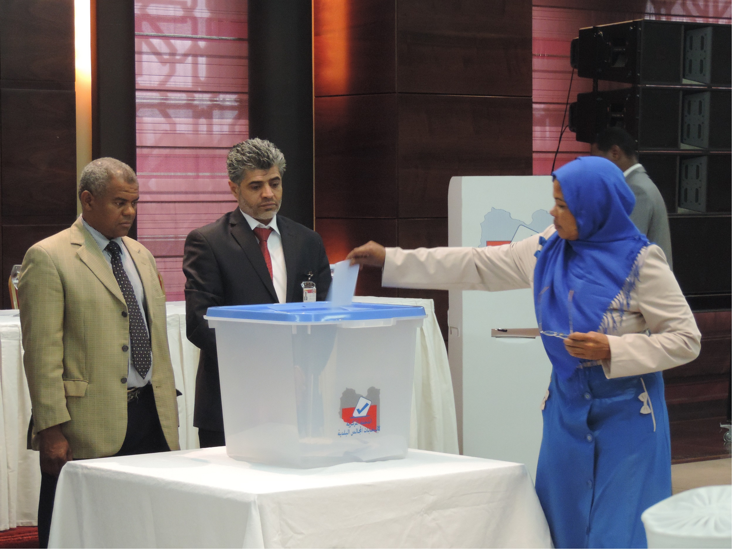 A member of Idri Shati Municipal Council casts her ballot (photo: Seraj Essul)