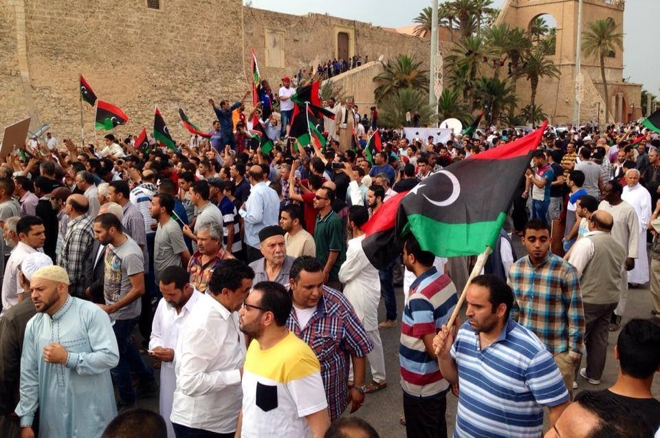 Crowds in Martyrs Square in support of Khalifa Hafter
