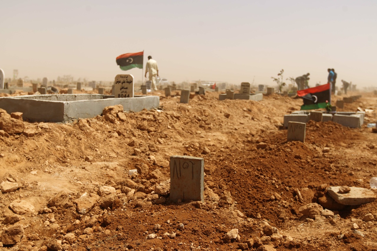 Bughagis' grave amongst scores of other freshly dug graves (Photo: Abdullah Duma)