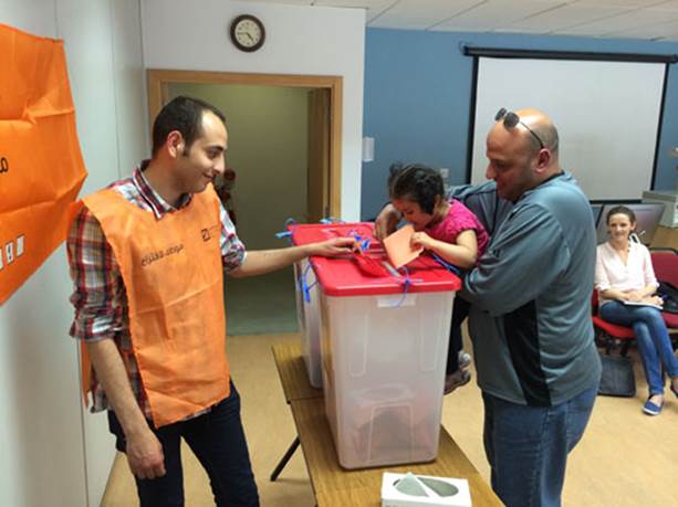 A Libyan votes for the new House of Representatives in Ireland (Photo: UNSMIL)
