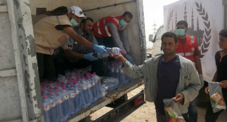 In Zuwara, teams have provided more than 30,000 litres of water (Photo: Libyan Red Crescent) 