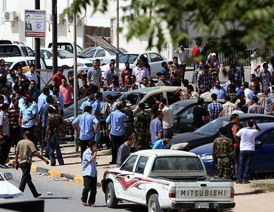 Crowds gather to see bombed vehicles near the Constitution Drafting Assembly in Beida (Photo: