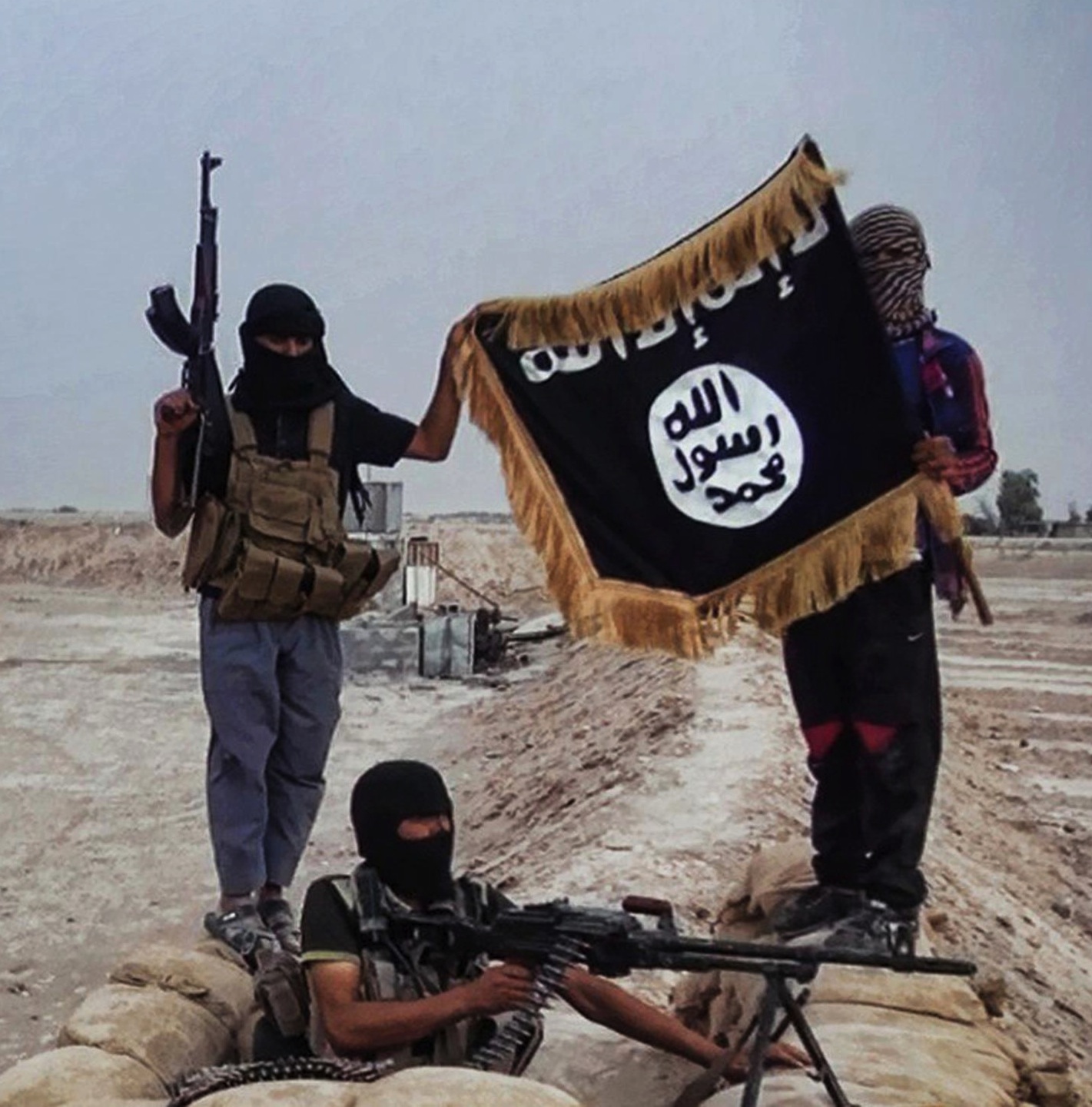 ISIS recruits hold up their flag (Photo: 