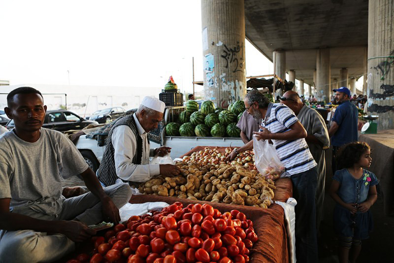 Shoppers at a market in Tripoli. Photo: (UNSMIL/Abbas Toumi)