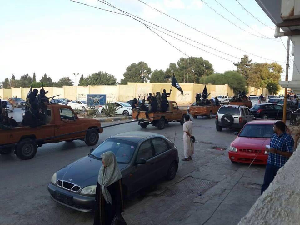 Picture of Derna Islamic Youth Council's military parade through the town waving Daesh flags (Photo: Social media)