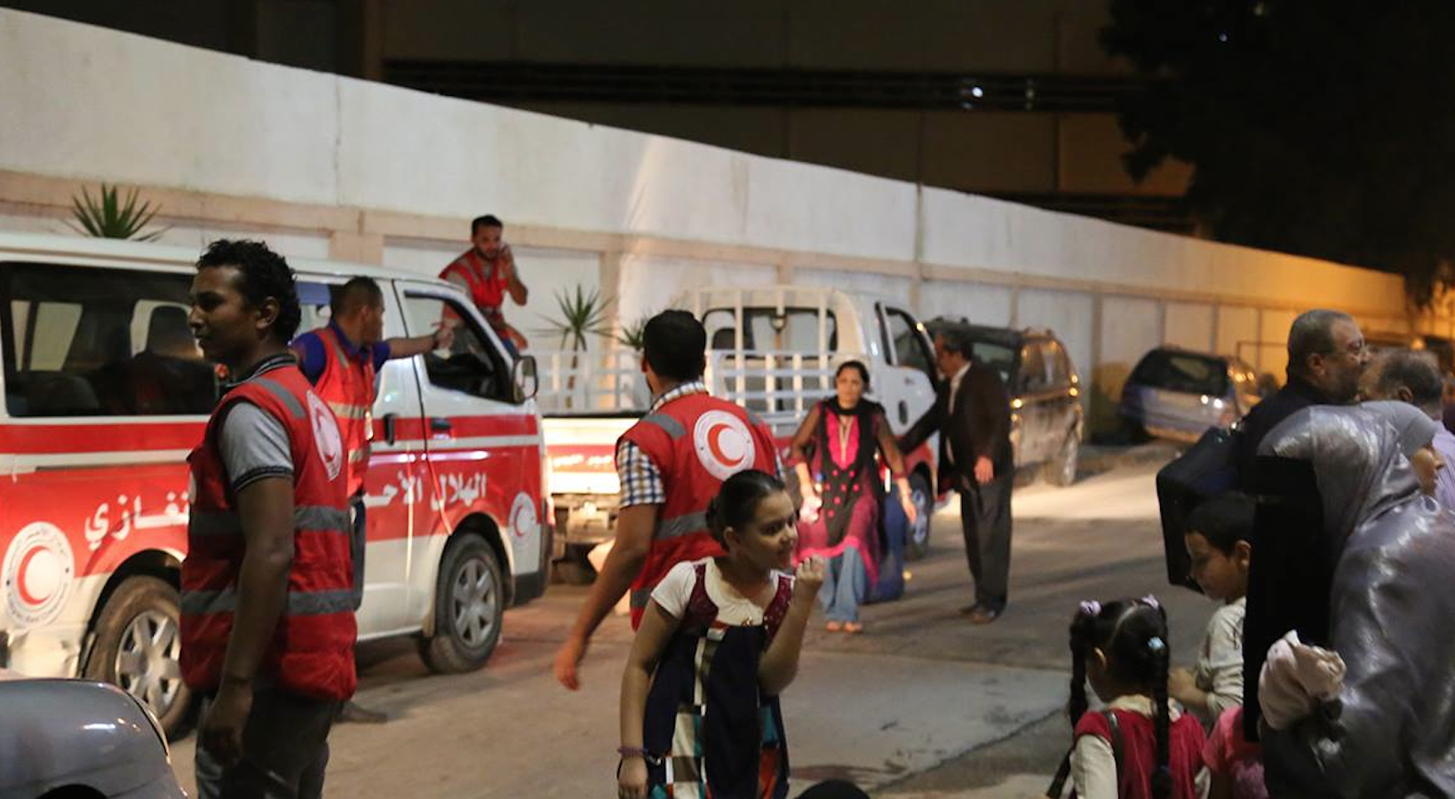 Red Crescent workers evacuate families to safety (Photo: Libyan Red Crescent)