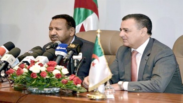 Sudanese Investment Minister Mustafa Osman Ismail (left) and  Algerian Minister of Industry and Mines Abdessalem Bouchouareb (Photo: Algeria Press Service)