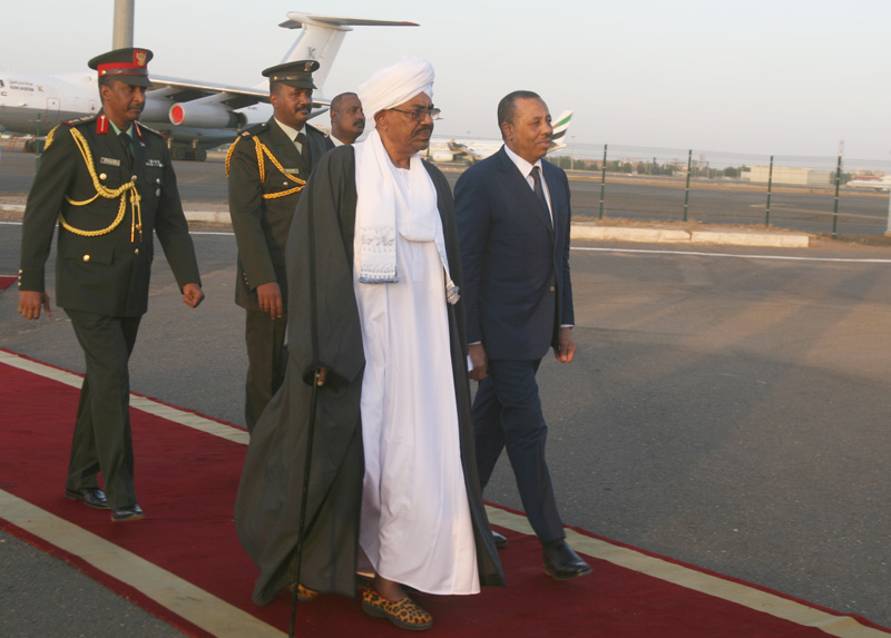 The Priem Minister i met at Khartoum by Sudan's President Omar Al-Bashir (Photo: SUNA) 