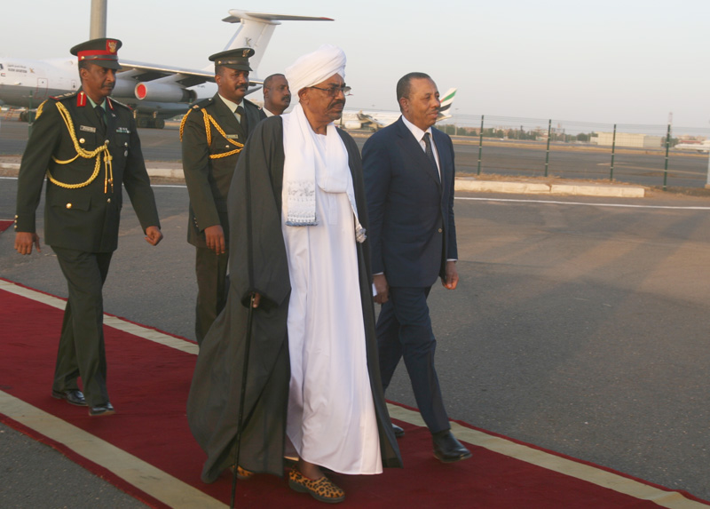 The Priem Minister i met at Khartoum by Sudan's President Omar Al-Bashir (Photo: SUNA)