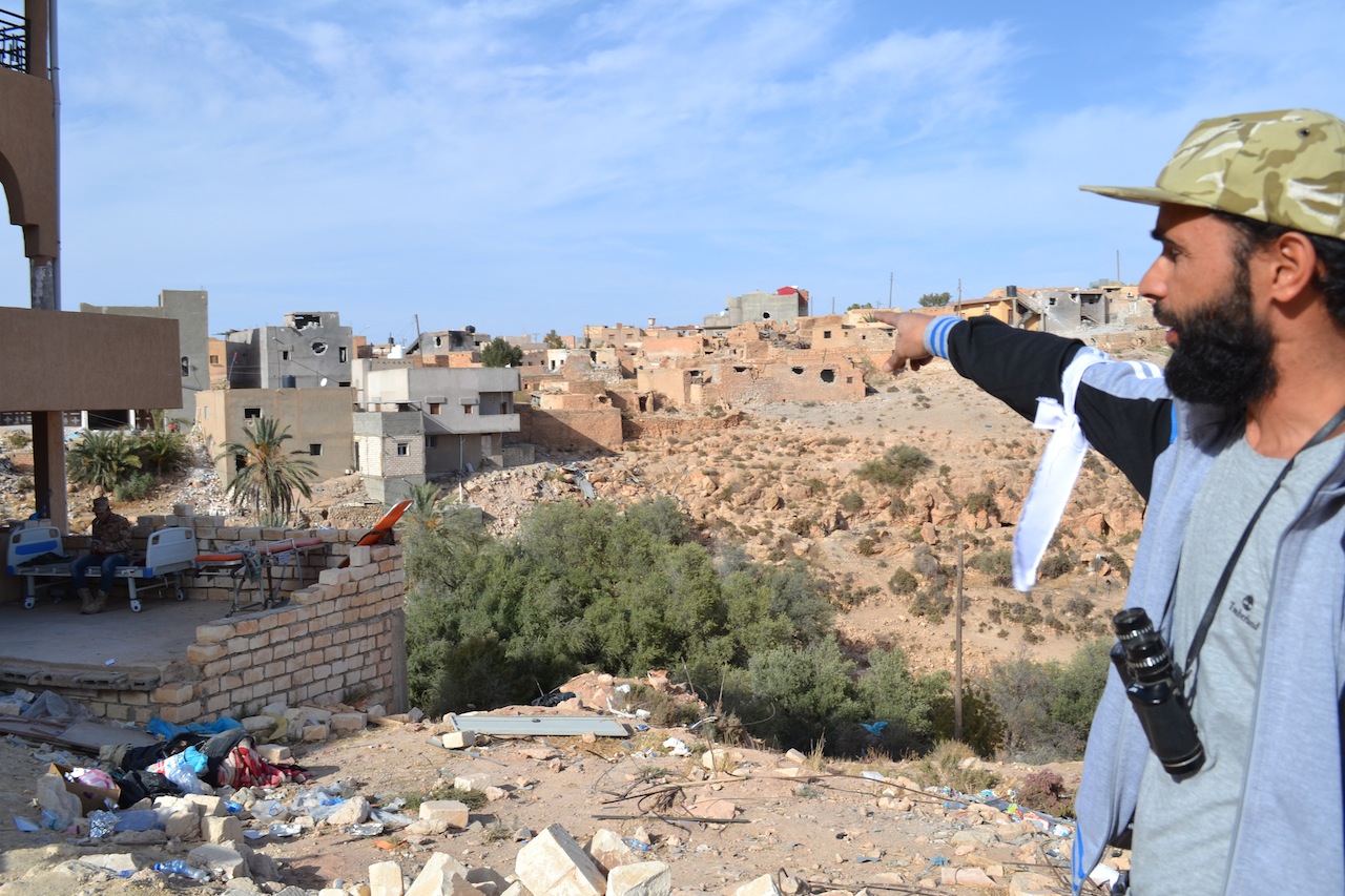 Pointing to Zintani snipers (Photo: Libya Herald reporter)