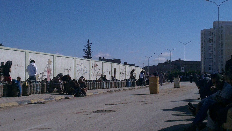 Benghazi resident queue for gas (Photo: Social media)