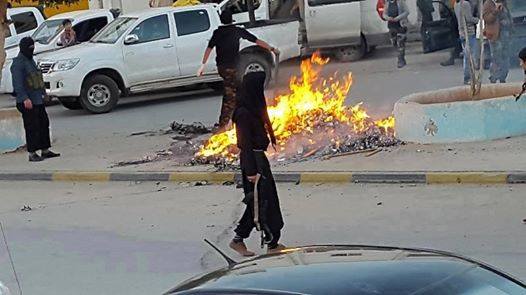 Islamists burn cigarettes in Derna (Photo: Social media)