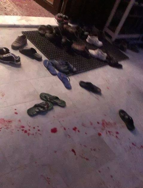An image bowing blood spatters beside shoes left outside the mosque at prayer time, that has been circulated on social media (Photo: Social Media)