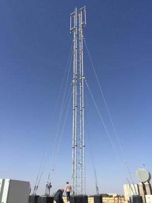 Installation of tower in Ghanian (Photo: Libya Herald)