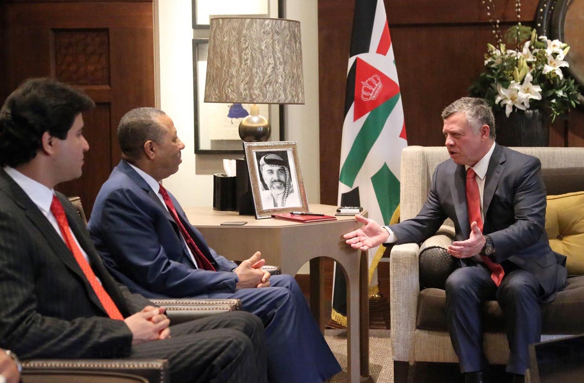 King Abdullah explains a point to Prime Minister Thinni (Photo; Petra)