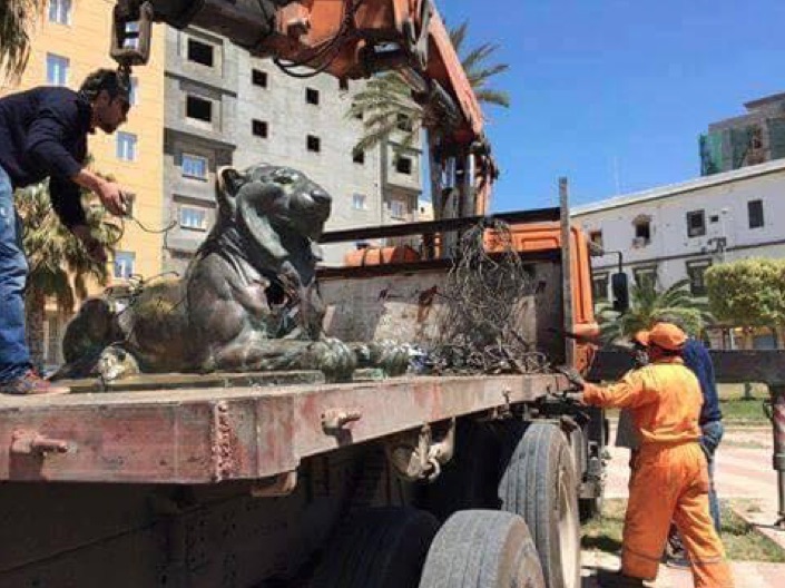 The bronze lion in Dahra is removed "for safekeeping" (Photo: Social media)