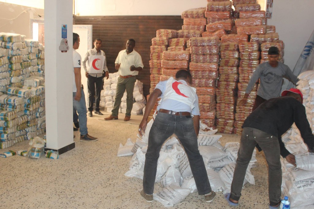 Red Crescent workers organise food aid (Photo: ICRC) 