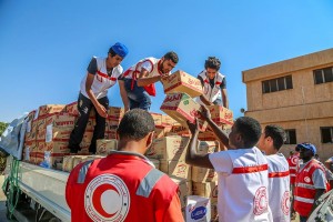 Young LRC volunteers unloading refugee food aid in Benghazi (Photo: Libyan Red Crescent)