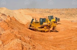 The first of many hundreds of thousands of earth is built up into bank (Photo: Tunisian government)