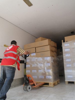 A Red Crescent volunteer loads supplies for Hun and Sirte hospitals (Photo:Red Crescnet)