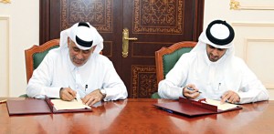 Qatar Development Fund chief Khalifa Jassim al-Kuwari and local Red Crescent Secretary General Saleh Ali al-Muhanadi sign the Libyan deal