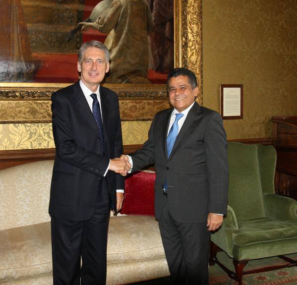 Foreign Minister Mohamed Dairi in London with UK Foreign Secretary Phillip Hammond . . .[restrict](Photo: FCO) 