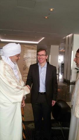 UNSMIL chief Bernardino Leon with tribal elders in Cairo (Photo: Social media)