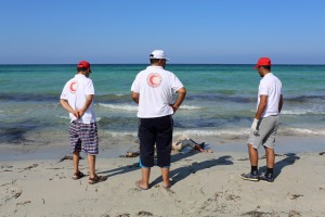 Red Crescent workers with another drowned migrant (file photo)