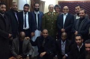Khalifa Hafter poses with his mayoral guests (Photo: Libyan Army)