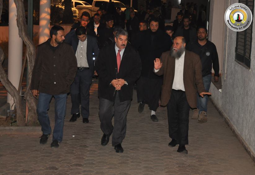 Margheni (centre) with Ain Zara Mayor Balooq after his release (Photo: Ain Zara municipality)