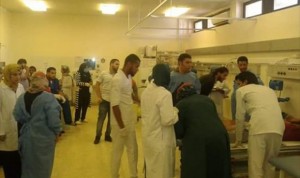 Medical staff treat the wounded from today's blast nearby (Photo: Alawasat)