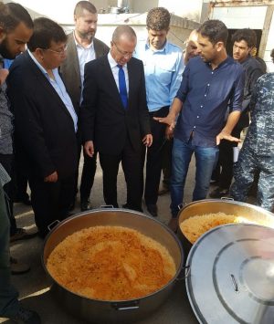 UNSMIL chief Kobler looks at migrants' food (Photo: UNSMIL)