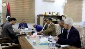 Albullah Thinni discusses the Tobruk desalination plant's problems with water chiefs in Beida (Photo: Interim government)