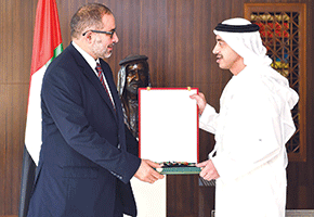 Aref Nayed received Order on Independence from UAE foreign minister (Photo: 